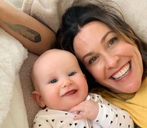 Аланис Морисет кърми бебето, въпреки топлите вълни  