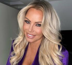 Камелия с 2 малки деца и 2 филипинки помощнички  