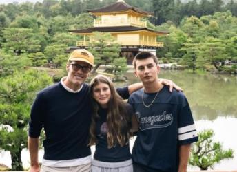 Бившият съпруг на Жизел Бюндхен заведе децата на обиколка из Япония 