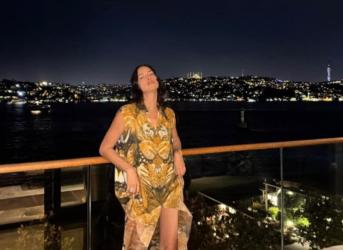 Ирина Шейк на ваканция в Турция с дъщеря си 