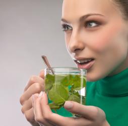 Може ли жена, която кърми, да пие чай от мента  