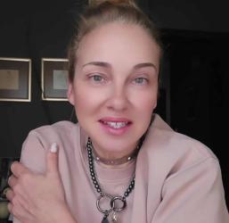 Алекс Раева ни кани да влезем във „вълшебните обувки на Кая“  