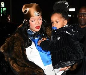 Риана и A$AP Rocky заведоха синовете си на коледна разходка  