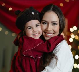 Маги Джанаварова и малката Елизабет  с коледна фотосесия  
