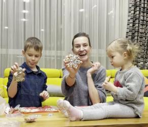 Дария Симеонава рисува коледни сладки с децата  