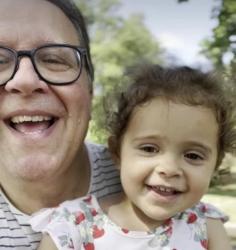 Дъщерята на Веско Ешкенази пее „Мила моя, мамо“  