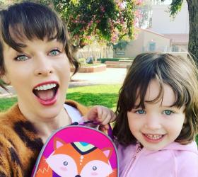 Като две капки вода: Мила Йовович с малката си дъщеря  