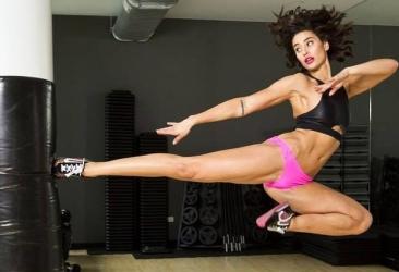 Дъщерята на Ван Дам надмина татко си  