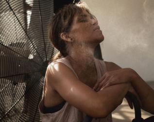 На 53 г. и след 2 деца, Хали Бери демонстрира страхотна фигура  