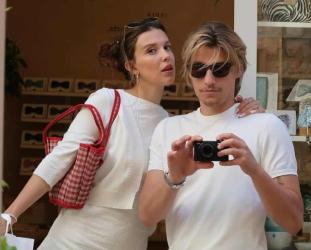 Джон Бон Джови се радва на осиновената си внучка  