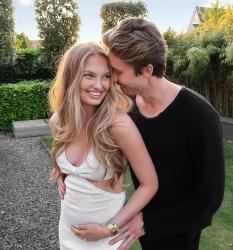 Един Ангел на Victoria’s Secret окрилен от майчинството  