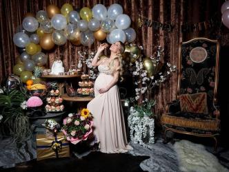 Бременната Ася Капчикова реди детска стая и десерти 