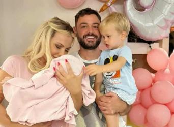 Камелия гушна момиченце  