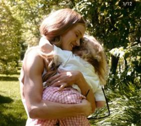  Роузи Хънтингтън-Уайтли с колекция дрехи  „любовно писмо” до децата й  