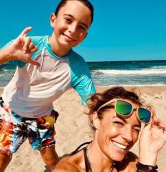 Силвия Петкова паркира каравана край морето    