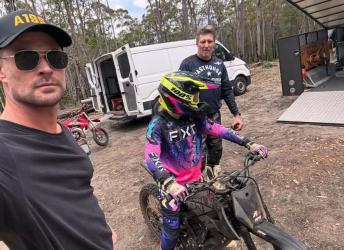 13-годишната дъщеря на Крис Хемсуърт изпълни опасна каскада с мотор 