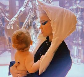 Граймс скочи срещу  Илън Мъск 