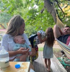  Лора Караджова отглежда сина си в гората 