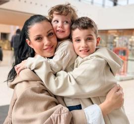 Ралица Паскалева в обръч от прегръдки  