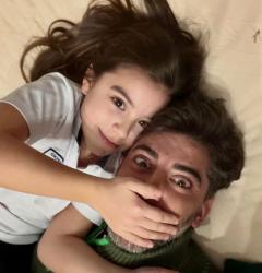 Дъщерята на Сашо Кадиев нарисува любов на лист от тетрадка   