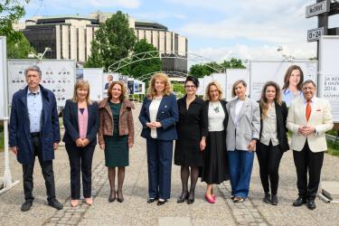 Вицепрезидентът Илияна Йотова откри юбилейна изложба, посветена на 15 години „За жените в науката“ в България 