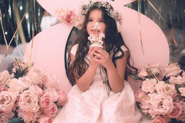   Николета Лозанова изненада дъщеря си с торта-въртележка 