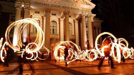 Въртене на огън по време на Часът на Земята 2018  