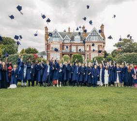 Елитни пансионни училища със стипендии и програма с академията на Тотнъм 