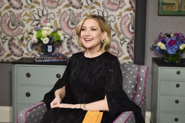 Кейт Хъдсън кърми докато работи  