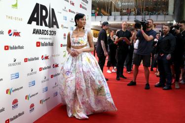 Атрактивната певица Холзи е бременна 