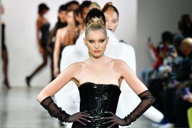 Бременната Елза Хоск показва растящото си коремче 