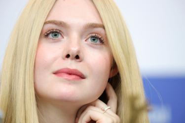 Ел Фанинг с торта „под карантина“  