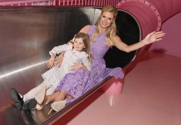 Ники Хилтън сподели рядка снимка как кърми  