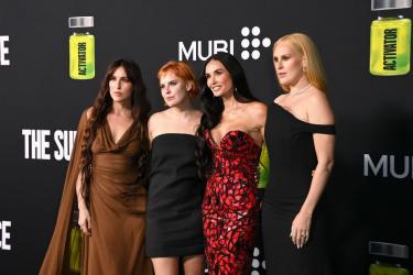Трите дъщери на Деми Мур до нея за премиерата на „Substance” 