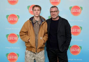 Лив Шрайбър е „супер горд“ със сина си Саша 