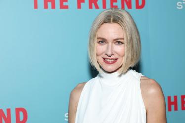 Наоми Уотс блести на червения килим с дъщеря си Кай 