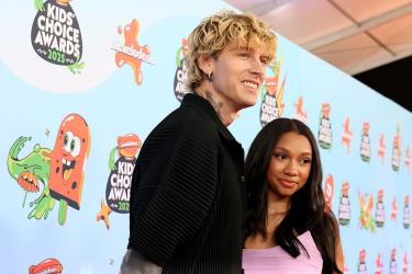 Mашин Гън Кели стъпи на червения килим с 15-годишната си дъщеря 