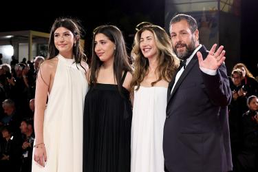 Адам Сандлър с дъщерите си на филмовия фестивал във Венеция 