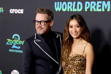 Авиокомпания раздели Маколи Кълкин и Бренда Сонг от децата им 