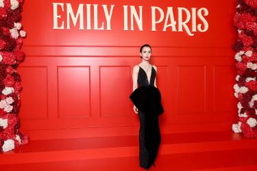 Лили Колинс разкри кое нещо я кара да се чувства обсебена 