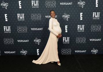 Крис Маршал актуализира бременността си 