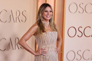 Хайди Клум на червения килим със сина си Хенри Самюъл 