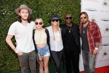 Майли Сайръс ще става леля 