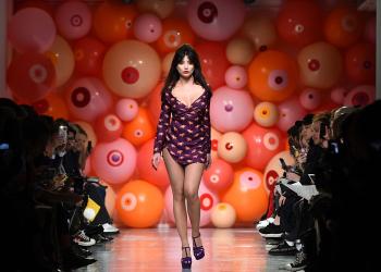 Моделът Дейзи Лоу се сгоди 