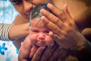 Как да изкъпете новороденото за първи път 