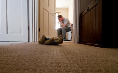 Скритите сигнали на следродова депресия у таткото  