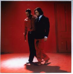 Папи Ханс посреща пролетта с „Безсърдечен“ – песен, с която танцуваш през болката 