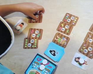 Нова джобна настолна игра учи децата да смятат уверено 