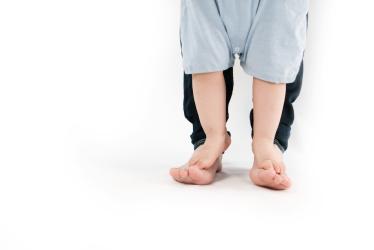 Мама и бебе танцуват заедно 