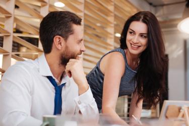 Как един мъж общува с жена, която наистина харесва 